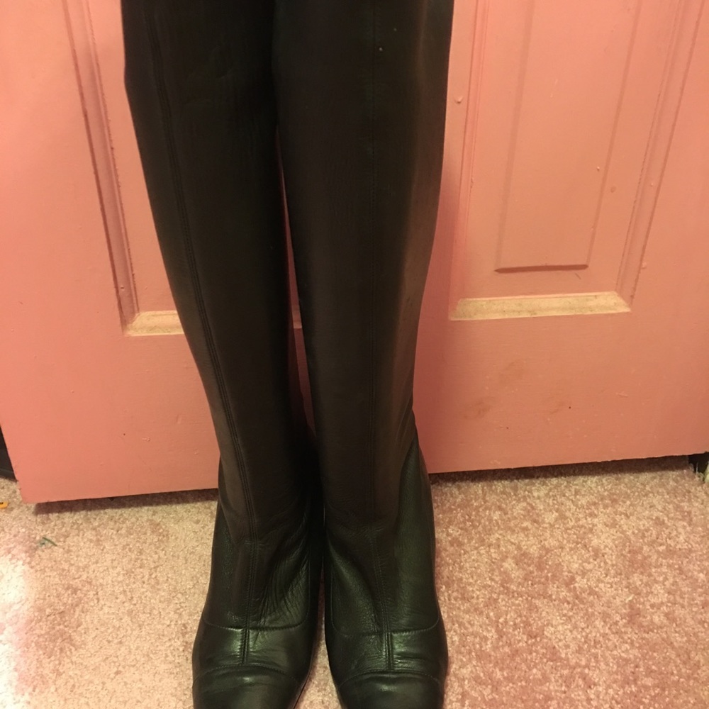 GORGEOUS VINTAGE CHANEL BOOTS  10